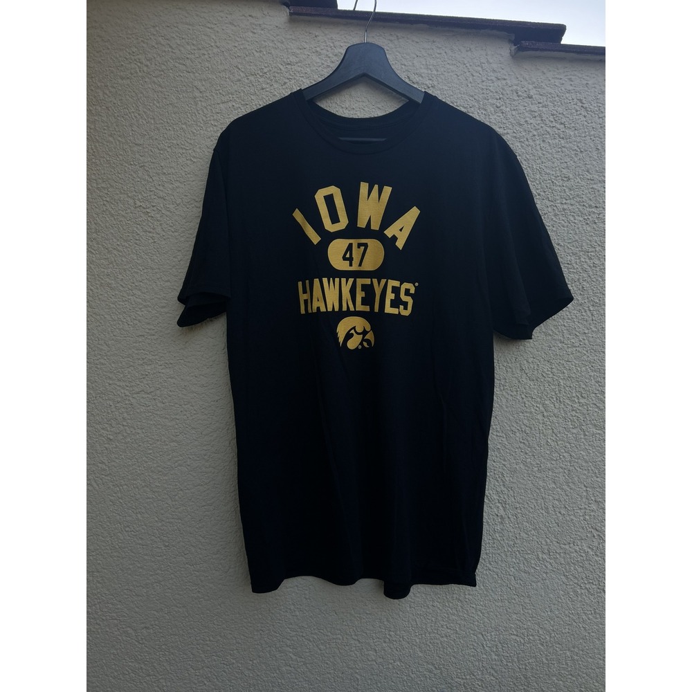 Iowa Hawkeyes 47 Graphic T-Shirt Mens Black Gold Short Sleeve NCAA Fan Tee XL